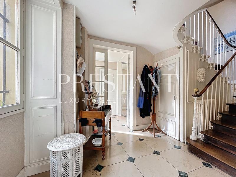 Maison - 280 m² - 9 pièces
