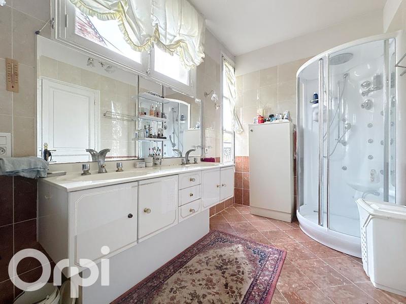 Maison - 246 m² - 7 pièces