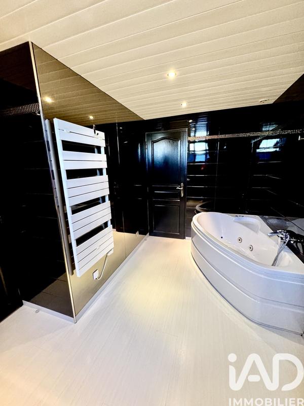 Maison - 240 m² - 8 pièces