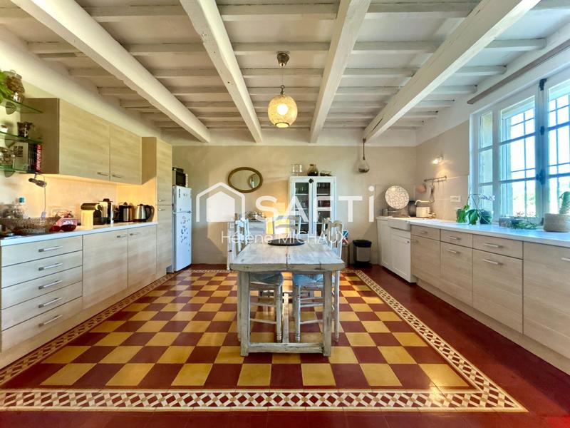 Maison - 219 m² - 8 pièces