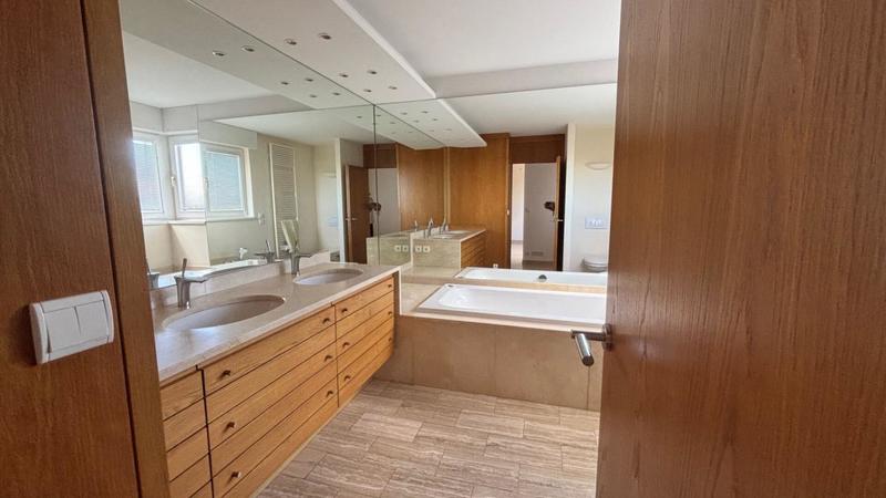 Maison - 299 m² - 10 pièces