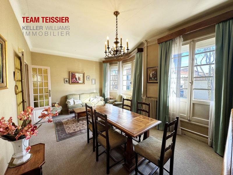 Maison - 240 m² - 9 pièces