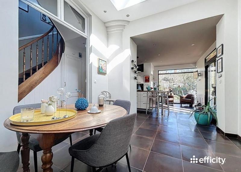 Maison - 220 m² - 7 pièces