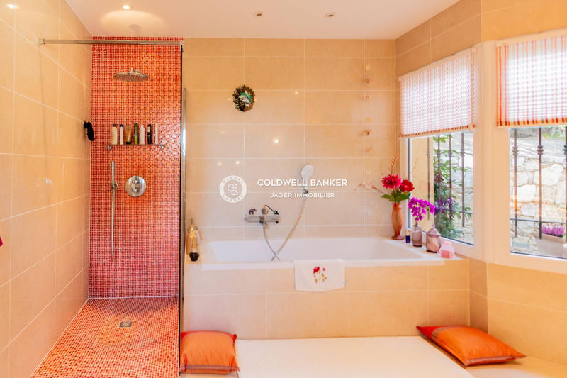 Maison - 250 m² - 6 pièces