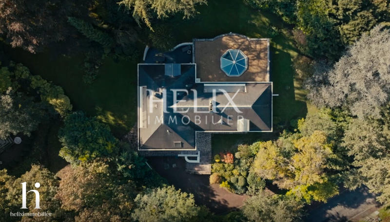 Maison - 410 m² - 10 pièces