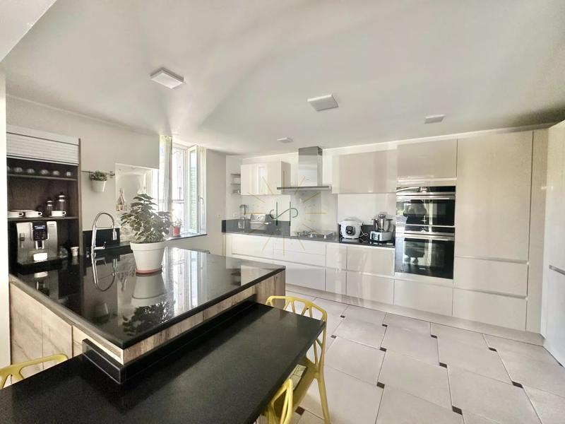 Maison - 161 m² - 9 pièces