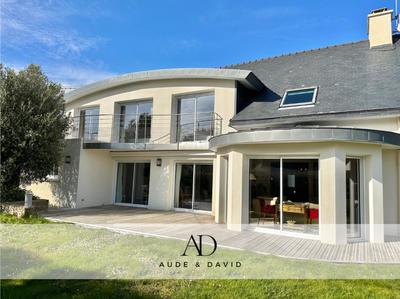 Maison - 220 m² - 8 pièces