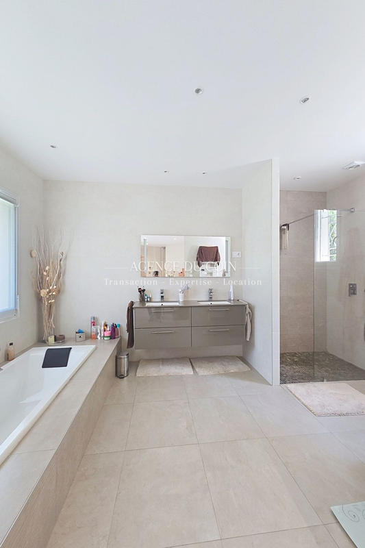 Villa - 300 m² - 7 pièces