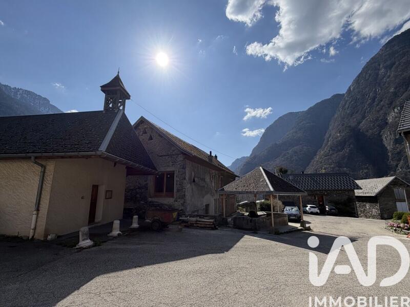 Maison - 202 m² - 8 pièces