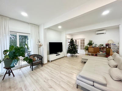 Maison - 214 m² - 7 pièces