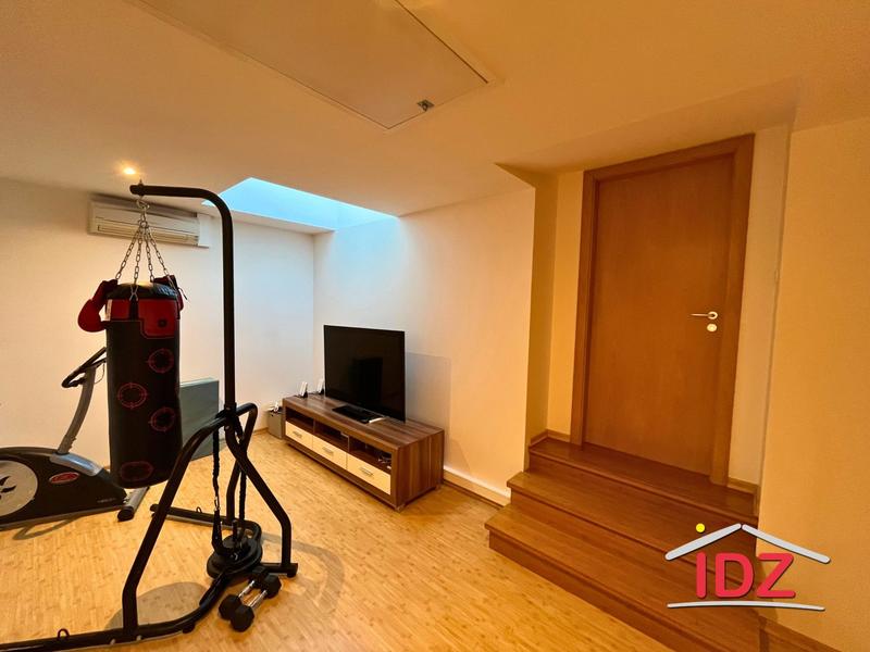 Villa - 318 m² - 9 pièces