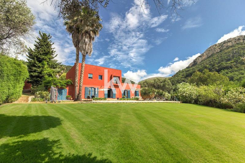 Maison - 230 m² - 8 pièces