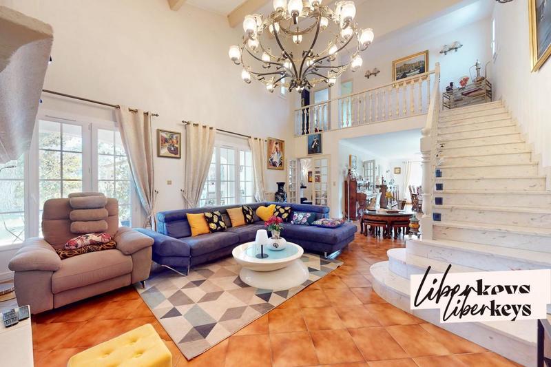 Maison - 380 m² - 5 pièces