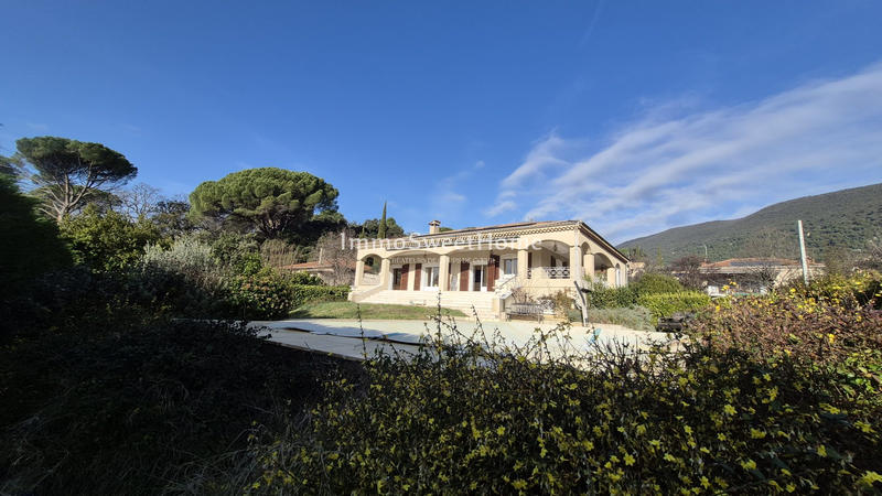Villa - 242 m² - 9 pièces