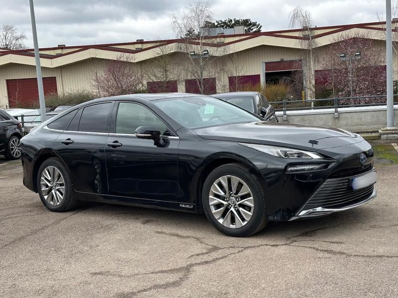 Toyota Mirai II Pile a Combustible Lounge