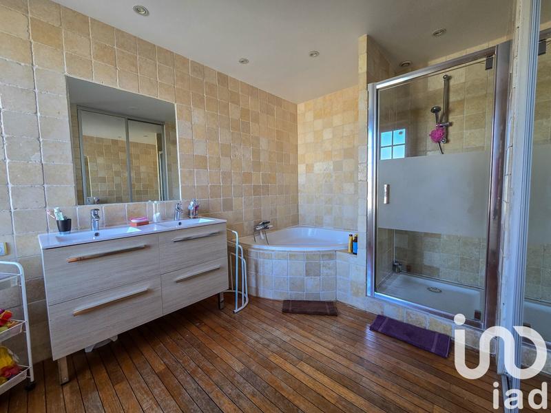 Maison - 238 m² - 8 pièces