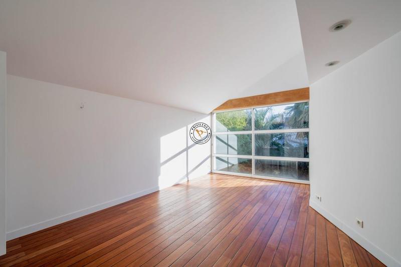 Maison - 244 m² - 7 pièces