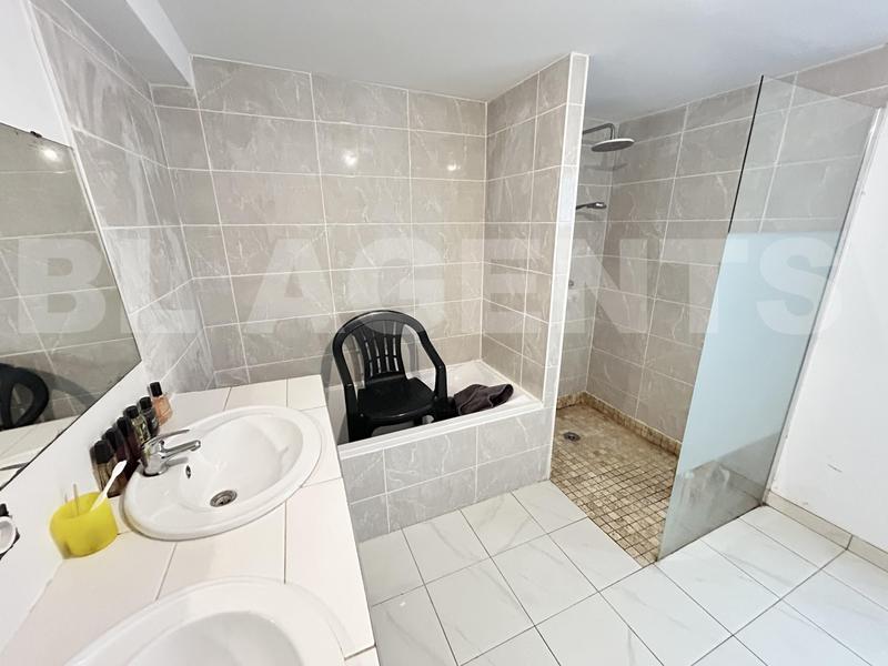 Maison - 250 m² - 8 pièces