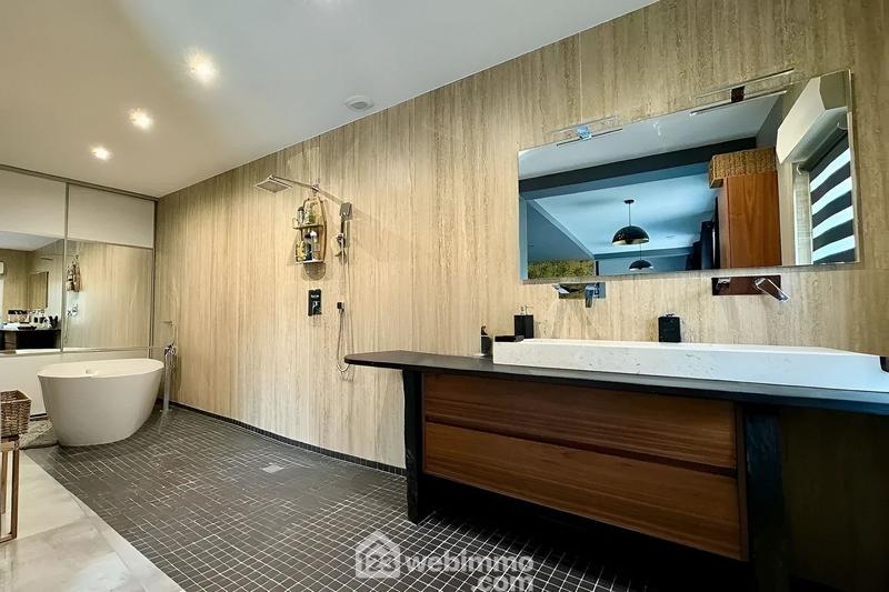 Maison - 282 m² - 8 pièces