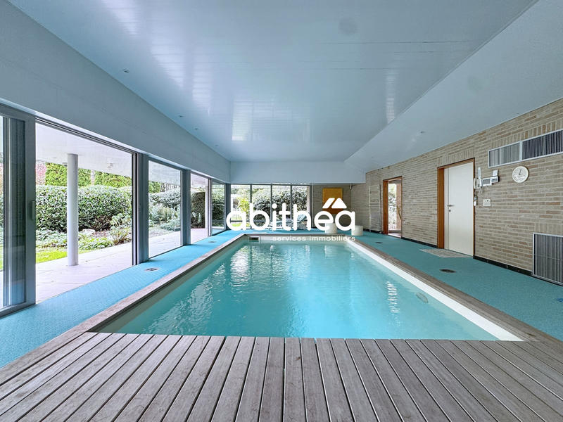 Maison - 368 m² - 9 pièces