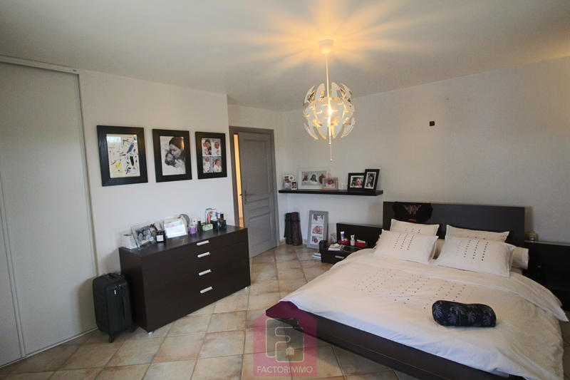 Maison - 230 m² - 7 pièces