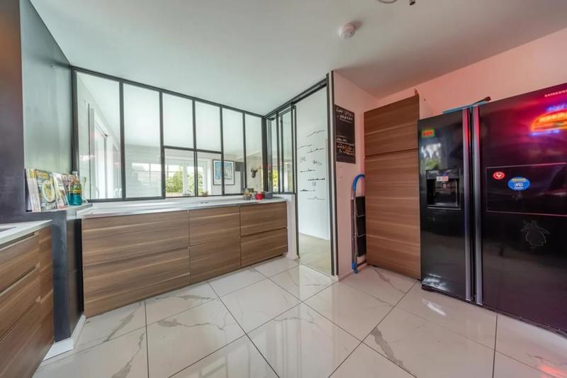 Maison - 250 m² - 8 pièces