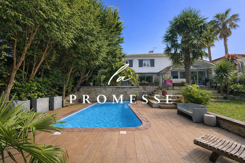 Villa - 301 m² - 9 pièces