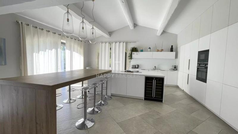 Maison - 222 m² - 7 pièces