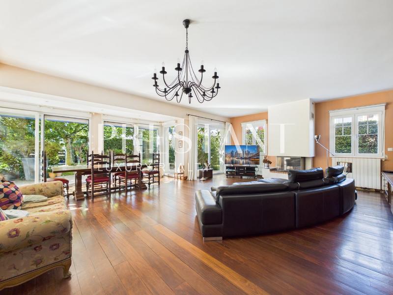 Maison - 230 m² - 6 pièces