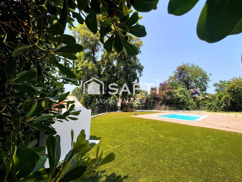 Maison - 266 m² - 7 pièces