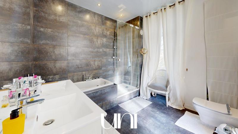 Maison - 200 m² - 8 pièces