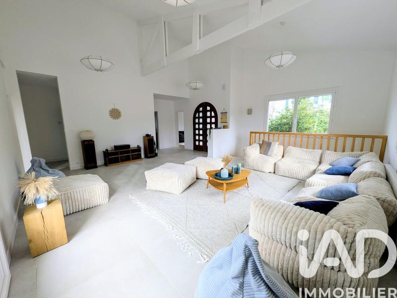 Maison - 210 m² - 8 pièces