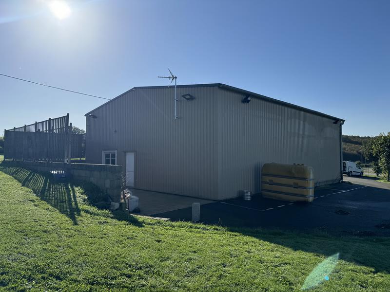 Local d'activités - 261 m²