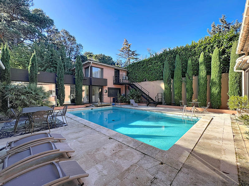 Maison - 275 m² - 8 pièces