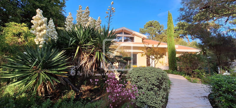 Maison - 255 m² - 9 pièces