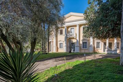 Propriété - 856 m² - 24 pièces