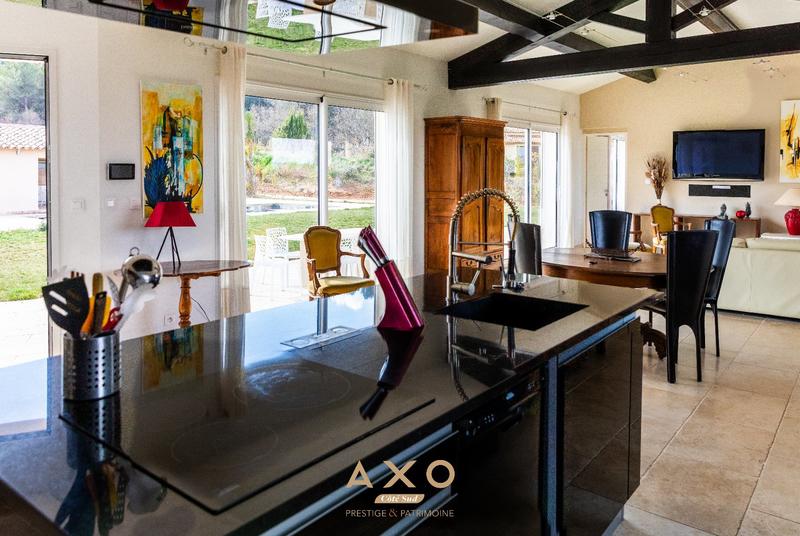 Maison - 220 m² - 8 pièces