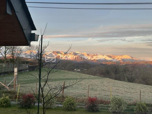 Maison traditionnelle - 220 m² - 8 pièces