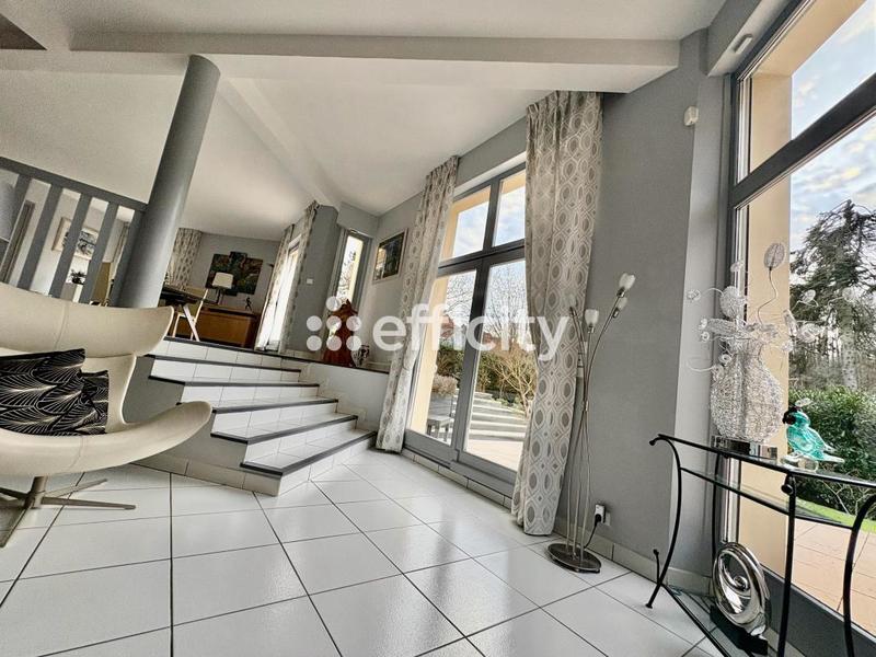 Maison - 205 m² - 7 pièces