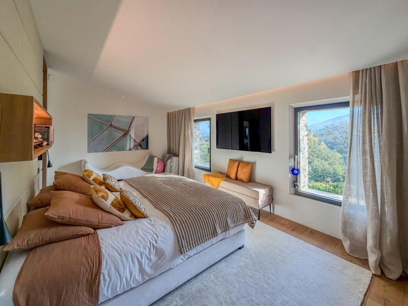 Maison traditionnelle - 245 m² - 5 pièces