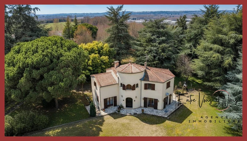 Villa - 234 m² - 10 pièces