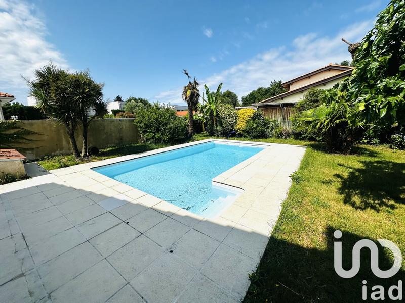 Maison - 220 m² - 8 pièces