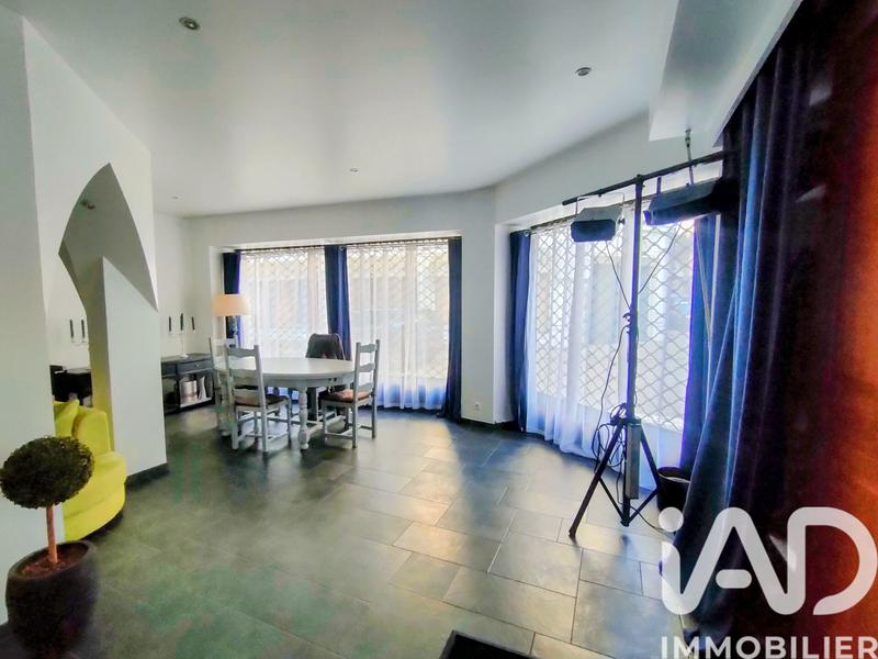 Maison - 285 m² - 9 pièces