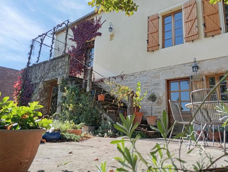 Corps de ferme - 270 m² - 9 pièces