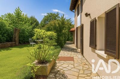 Maison - 241 m² - 8 pièces