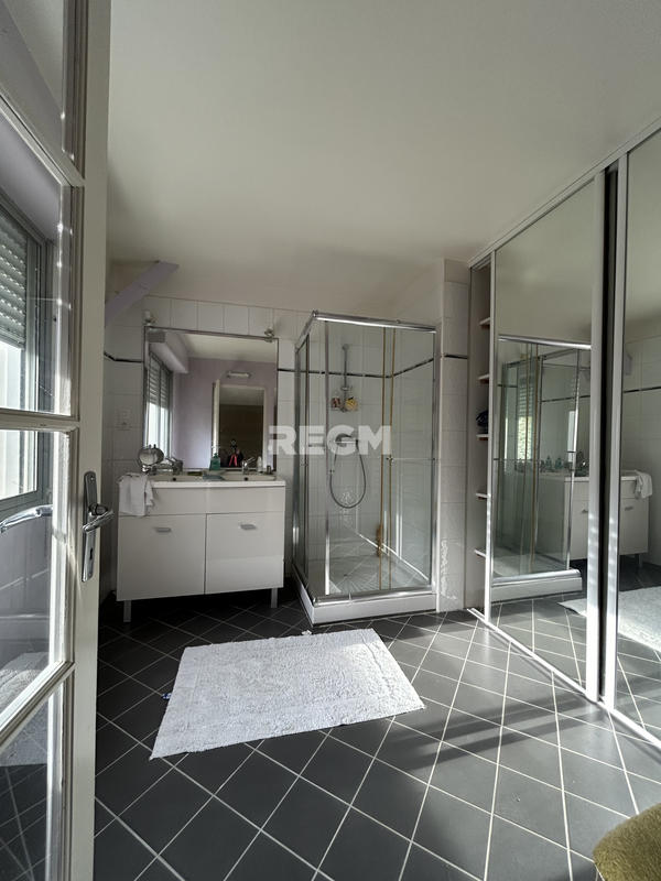 Propriété - 330 m² - 14 pièces