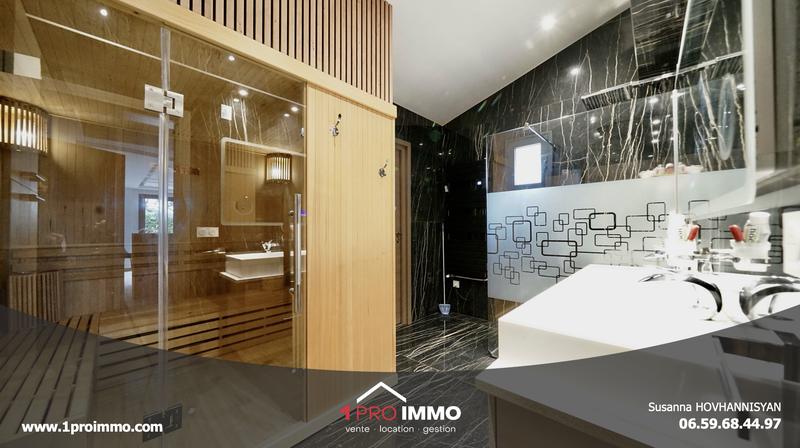 Maison - 220 m² - 9 pièces