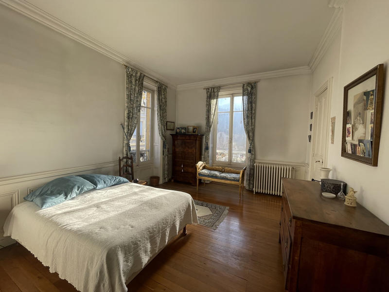 Propriété - 240 m² - 11 pièces