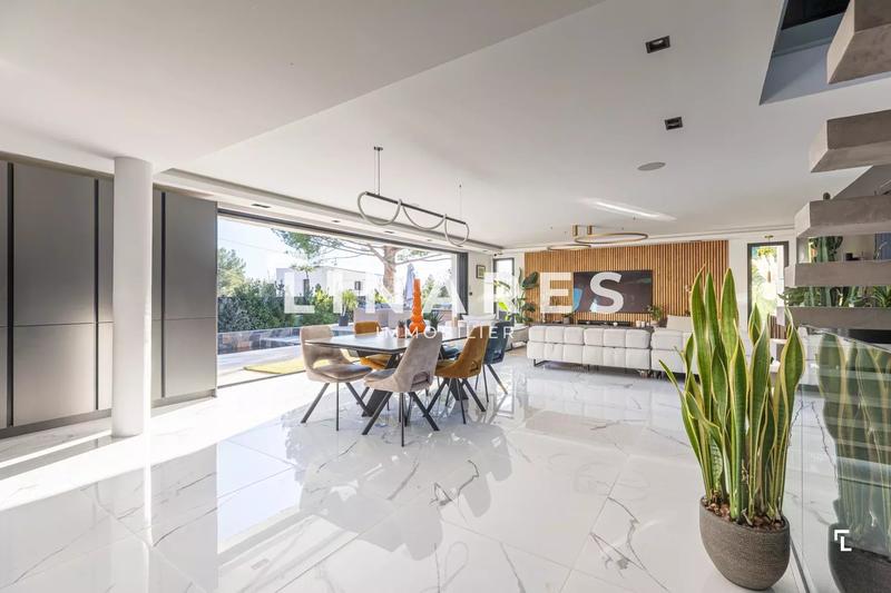 Villa - 242 m² - 5 pièces