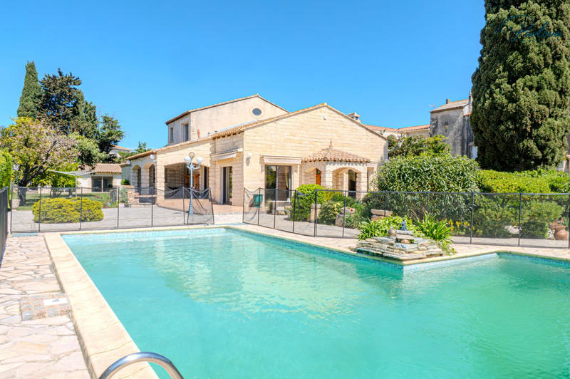 Maison traditionnelle - 280 m² - 6 pièces